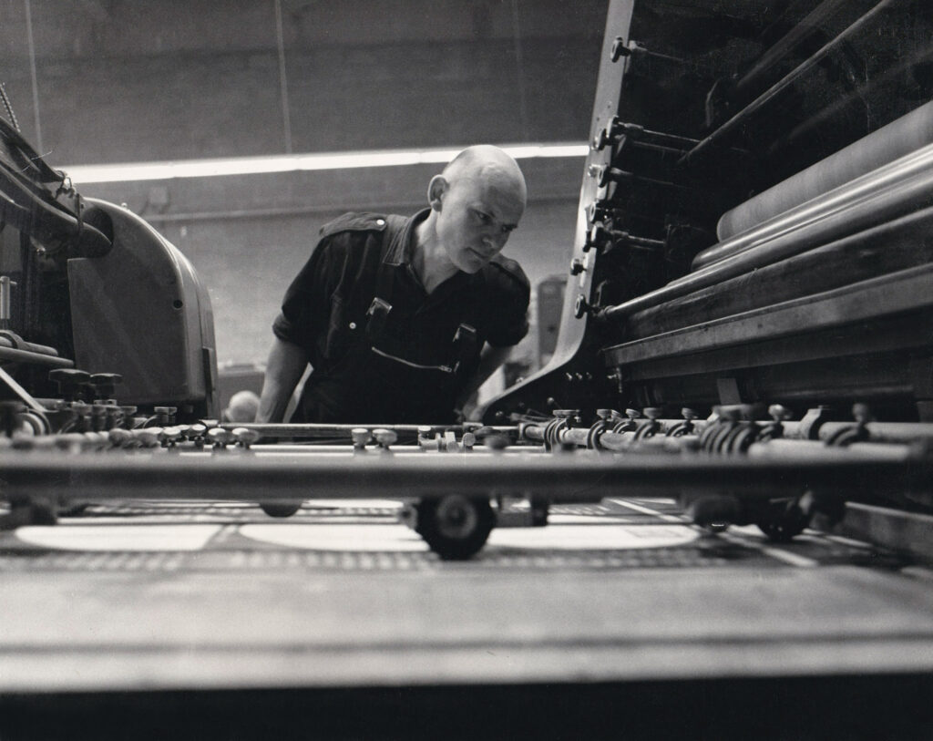 Alfred Brossault, conducteur offset devant sa machine, photo noir & Blanc, 1960 environ